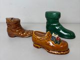 trois chaussures de couleurs différentes posées sur une surface blanche