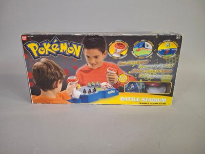 La boîte est ouverte pour montrer le contenu du coffret de combat Pokémon.