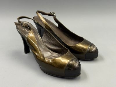 une image représentant une paire de chaussures pour femme posée sur une surface blanche