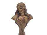 buste en bronze d'une femme aux cheveux longs sur fond blanc