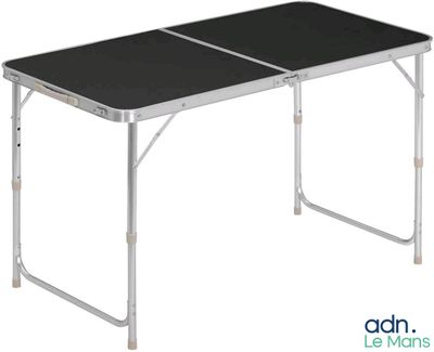 un gros plan d'une table pliante avec un plateau noir