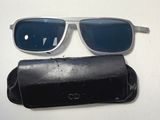 une paire de lunettes de soleil et un étui posés sur une table