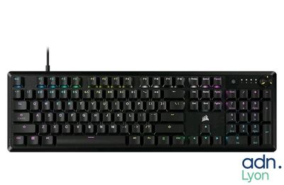 le clavier est noir et comporte des touches bleues