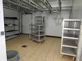une photo d'une cuisine avec de nombreuses étagères
