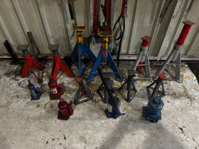 de nombreux outils qui traînent par terre dans le garage
