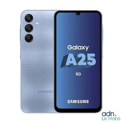 Le smartphone Samsung A25 5G est présenté avec un appareil photo fixé dessus.