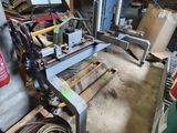 une machine placée au milieu d'une pièce