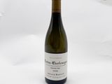 une bouteille de vin posée sur une table