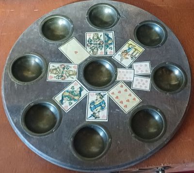 un plateau en métal posé sur une table, sur lequel se trouvent des cartes à jouer