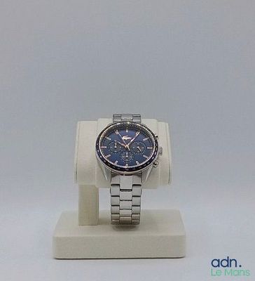 montre-bracelet posée sur un présentoir, avec un cadran bleu