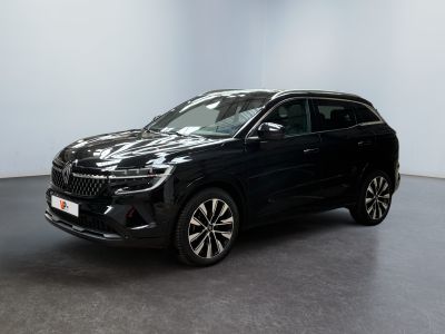 un SUV noir garé dans une pièce aux murs blancs