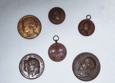 Plusieurs types de pièces différents sont disposés sur une surface blanche