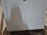 l'image d'un réfrigérateur blanc posé sur une palette en bois