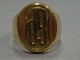 Gros plan sur une bague en or ornée d'une croix