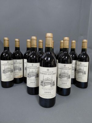 six bouteilles de vin sont alignées sur une table