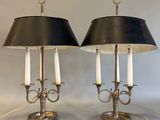 une paire de lampes de table plaquées argent, dotées d'abat-jours noirs