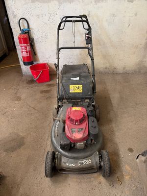 une tondeuse à gazon qui se trouve dans le garage