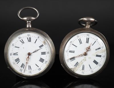 paire de montres de poche anciennes dont les cadrans sont ornés de chiffres romains