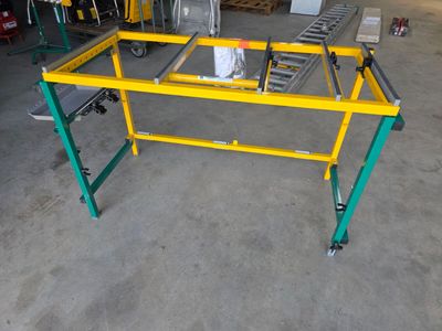 une table avec un plateau en verre
