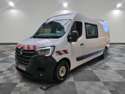 la photo d'une camionnette blanche garée dans une grande pièce