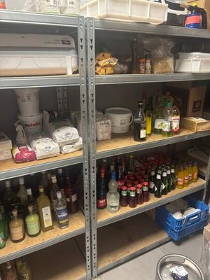 de nombreuses étagères sur lesquelles sont disposés divers types d'aliments et de boissons