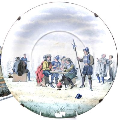 GIEN Grand plat rond en faïence à décor polychrome de joueur…
