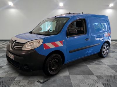 la photo d'une camionnette bleue garée dans un garage
