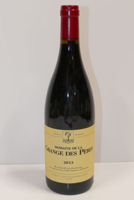 la bouteille de vin est posée sur la table à côté du mur