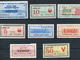 plusieurs types de timbres sont présentés sur une surface noire
