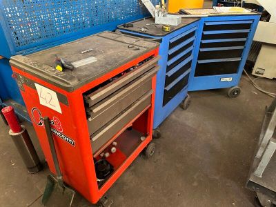 un établi sur lequel sont posés des outils dans un garage
