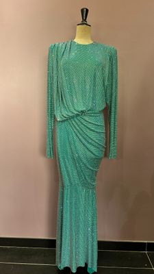 une robe verte sur un mannequin, un mannequin, un mannequin, un mannequin, un mannequin, un mannequin, un mannequin, un mannequin, un mannequin