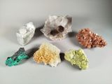 six cristaux de couleurs différentes sont disposés en cercle sur une surface blanche