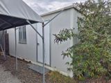 une petite maison blanche surmontée d'un auvent noir