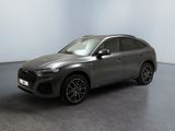 un SUV Audi gris garé dans une pièce vide