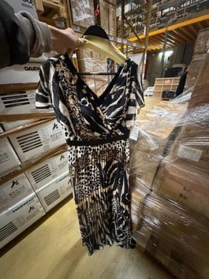 STOCK de (+/-) 870 pièces de robes de soirée et de cocktail …