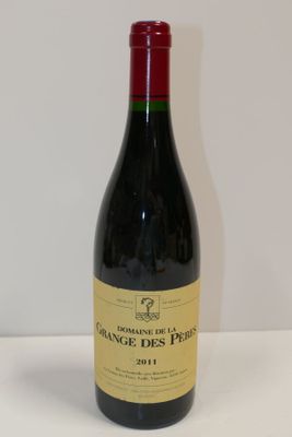 une bouteille de vin posée sur une table