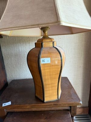 une table en bois sur laquelle est posée une lampe