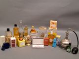 beaucoup de parfums différents sur la table