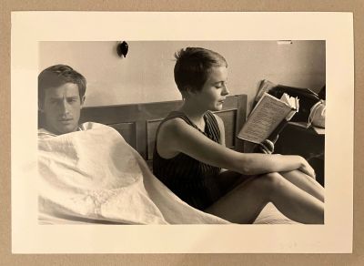 une photo en noir et blanc d'un homme et d'une femme assis sur un lit