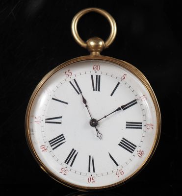 une montre de poche en or avec des chiffres romains sur le cadran