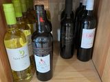 de nombreuses bouteilles de vin sur les étagères du magasin
