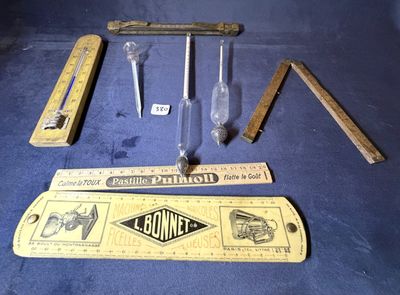 un grand nombre d'outils posés sur la table