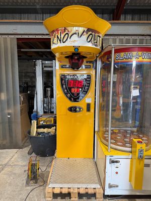 une machine à pinces exposée dans un garage