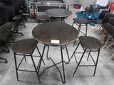 beaucoup de chaises et de tables dans un entrepôt
