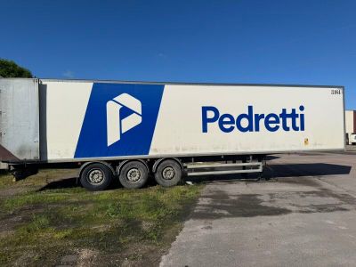 un camion semi-remorque garé dans un parking