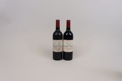 deux bouteilles de vin posées l'une à côté de l'autre sur une table