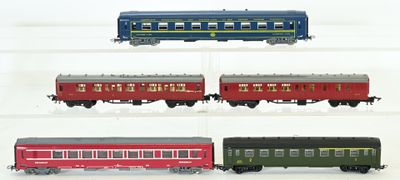 quatre wagons alignés sur une surface blanche
