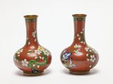 une paire de vases ornés de fleurs et d'oiseaux sur un fond blanc