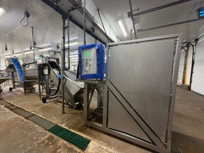 une image d'une usine avec de nombreuses machines