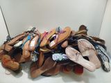 de nombreuses paires de chaussures empilées les unes sur les autres